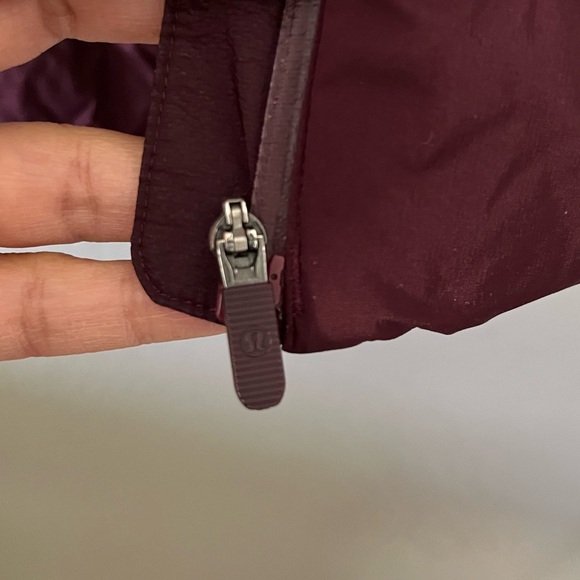 Lululemon Down For It Vest Size 6 Cassis Burgundy Water & Wind Resistant W44qls - Picture 9 of 13